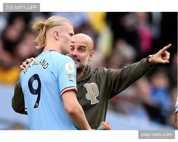 特写：哈兰德完成帽子戏法后，与场边瓜迪奥拉拥抱